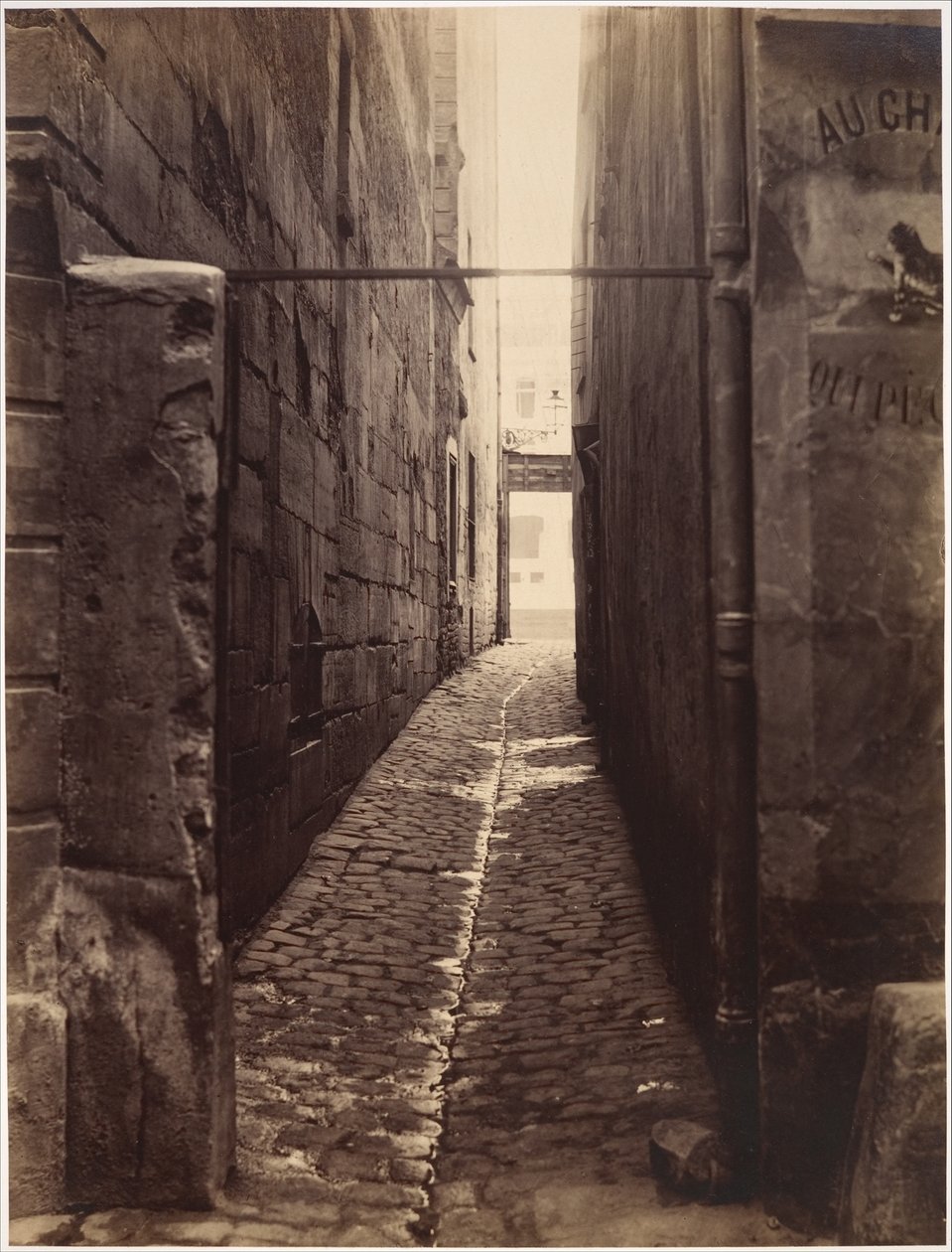 Rue du Chat-qui-Pêche (vanaf de Rue de la Huchette) door Charles Marville