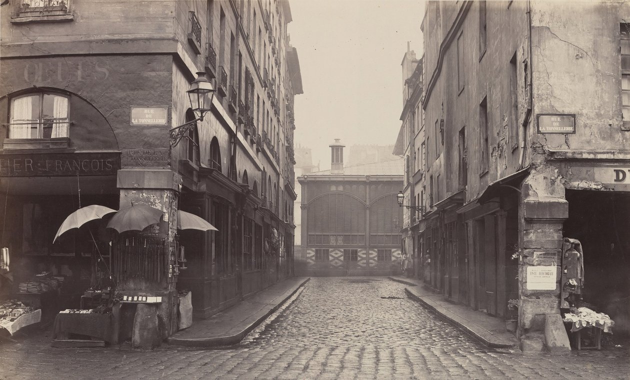 Rue du Contrat-Social, de la rue de la Tonnellerie, 1864-1865 door Charles Marville