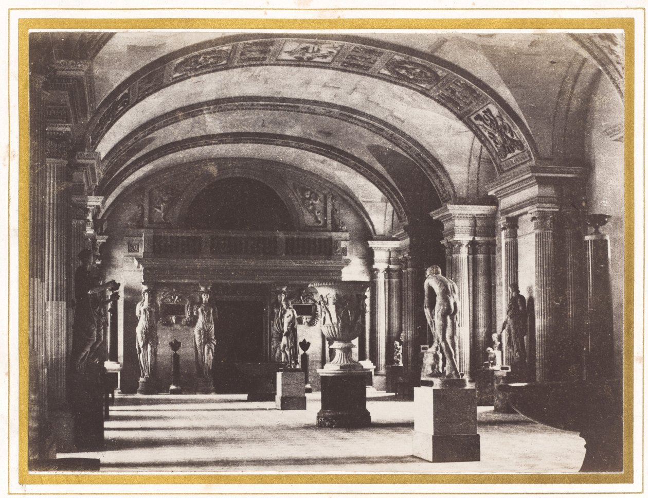 Zaal van de Kariatiden, in het Louvre Museum door Charles Marville