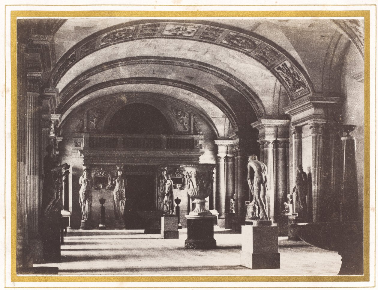 Salle des Cariatides, in het Louvre Museum, ca. 1851 door Charles Marville