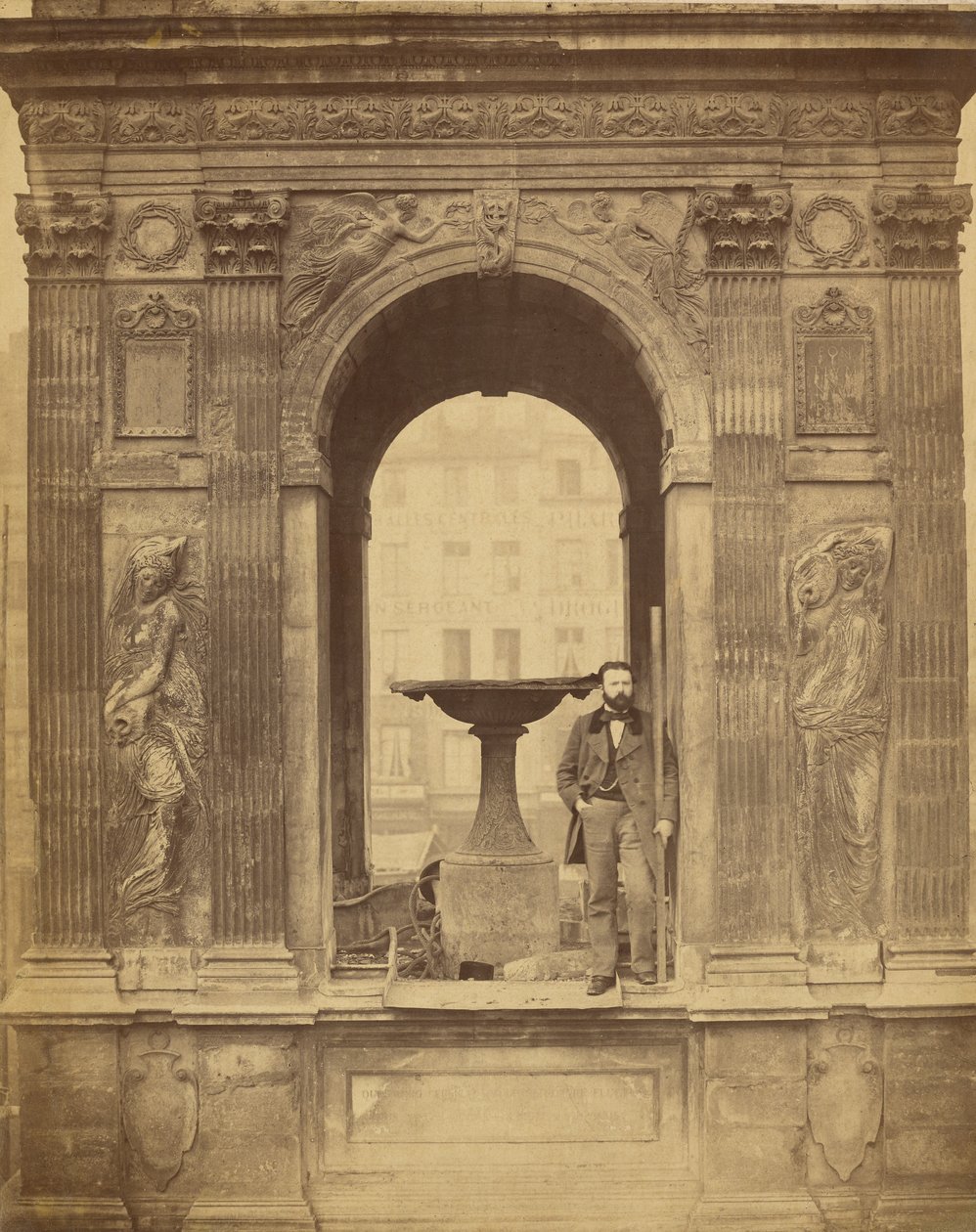 [Ongeïdentificeerde man poserend in de Fontaine des Innocents] door Charles Marville