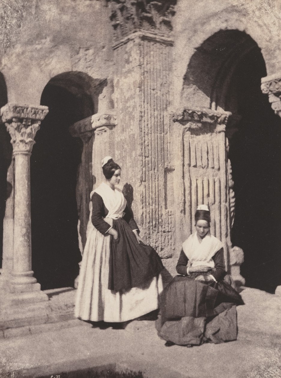 Vrouwen uit Arles in het klooster van Saint-Trophime (Women from Arles in the Cloisters of Saint Trophime) door Charles Nègre