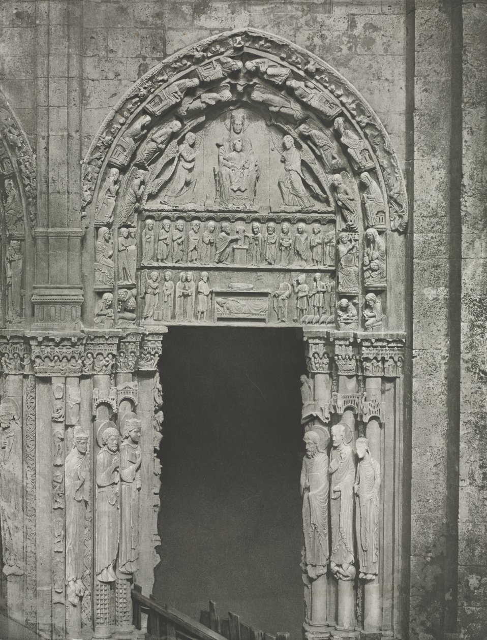 Kathedraal van Chartres: Rechterdeur van het Koninklijk Portaal met Onze-Lieve-Vrouw van Chartres door Charles Nègre