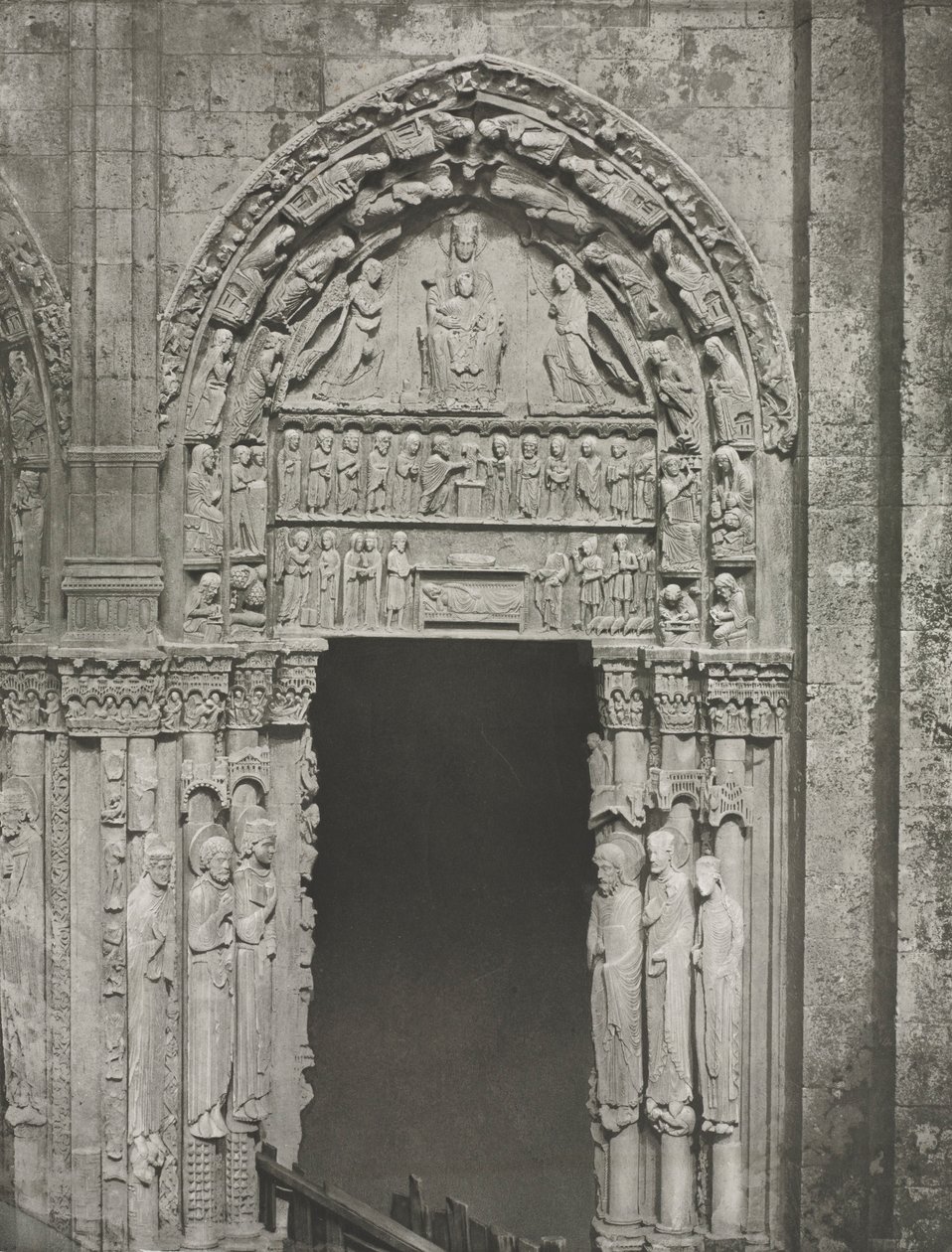 Kathedraal van Chartres: Rechterdeur van het Koninklijke Portaal met Onze Lieve Vrouw van Chartres, 1857 door Charles Nègre