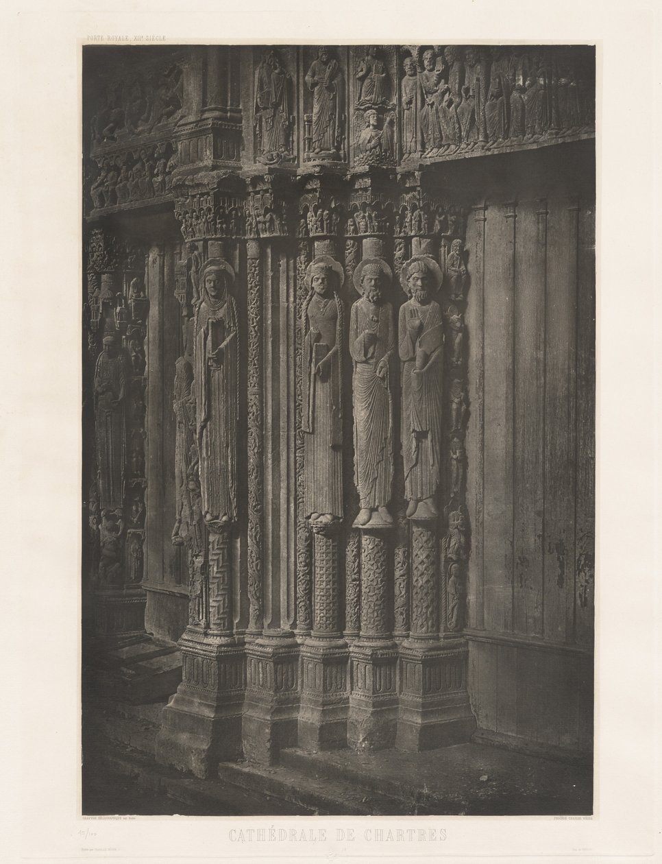 Planche XIII - Cathédrale de Chartres, Statues Colonnes de la Porte Centrale du Portail Royal (Plaat XIII - Kathedraal van Chartres, Standbeelden Kolommen in de Centrale Deur van de Koninklijke Ingang),1855, gedrukt 1982 (foto) door Charles Nègre