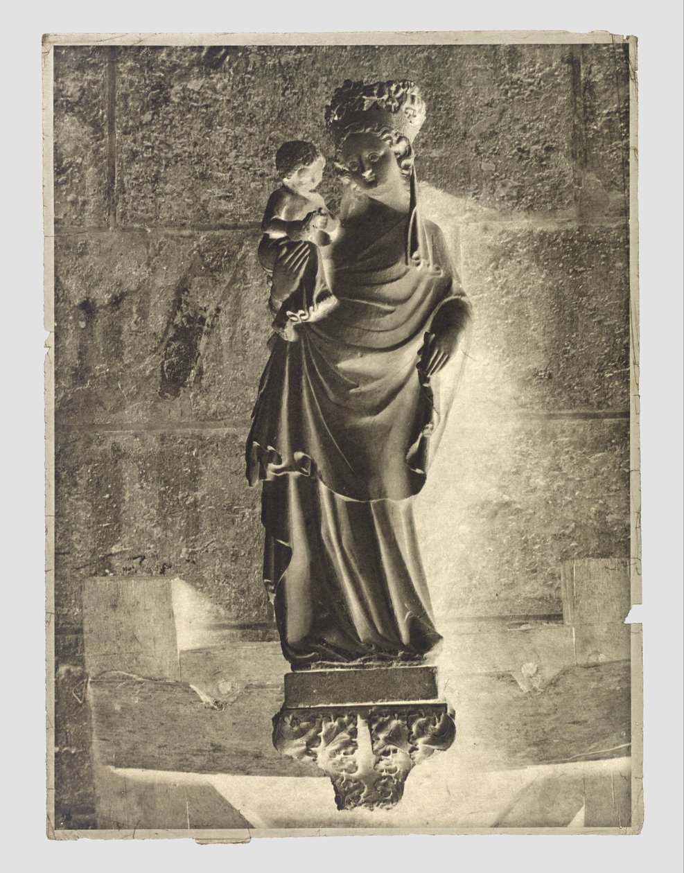 Sculptuur van Maria met kind aan de Notre-Dame, Parijs door Charles Nègre