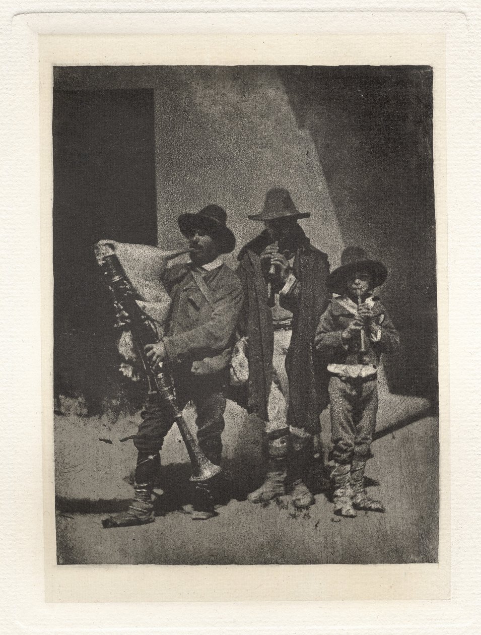 Planche III – Groep van Drie Pifferari Staand, in de Hof van 21 Quai Bourbon door Charles Nègre, André Jammes