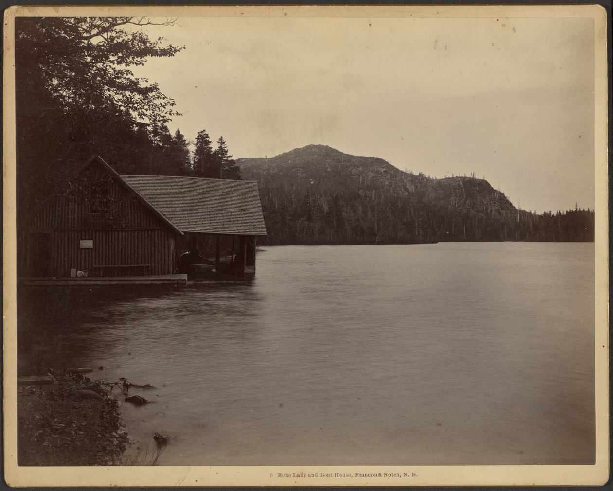 Echo Lake en boothuis, Franconia Notch, New Hampshire door Charles P. Hibbard