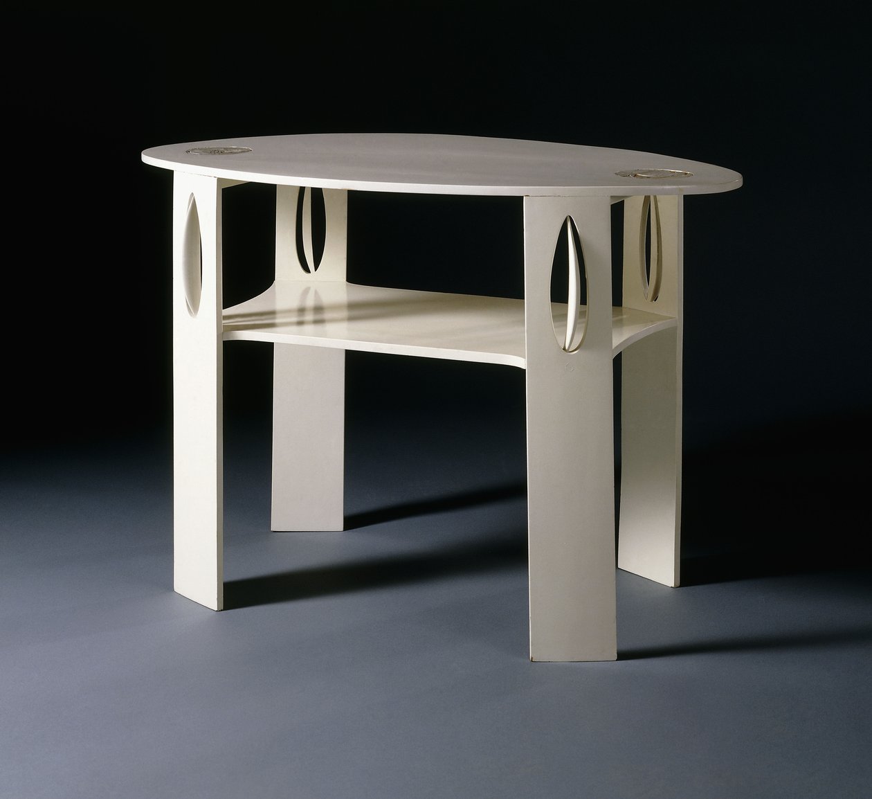 Een Witte Ovale Bijzettafel, Oorspronkelijk Ontworpen voor 14 Kingsborough Gardens, Glasgow door Charles Rennie Mackintosh