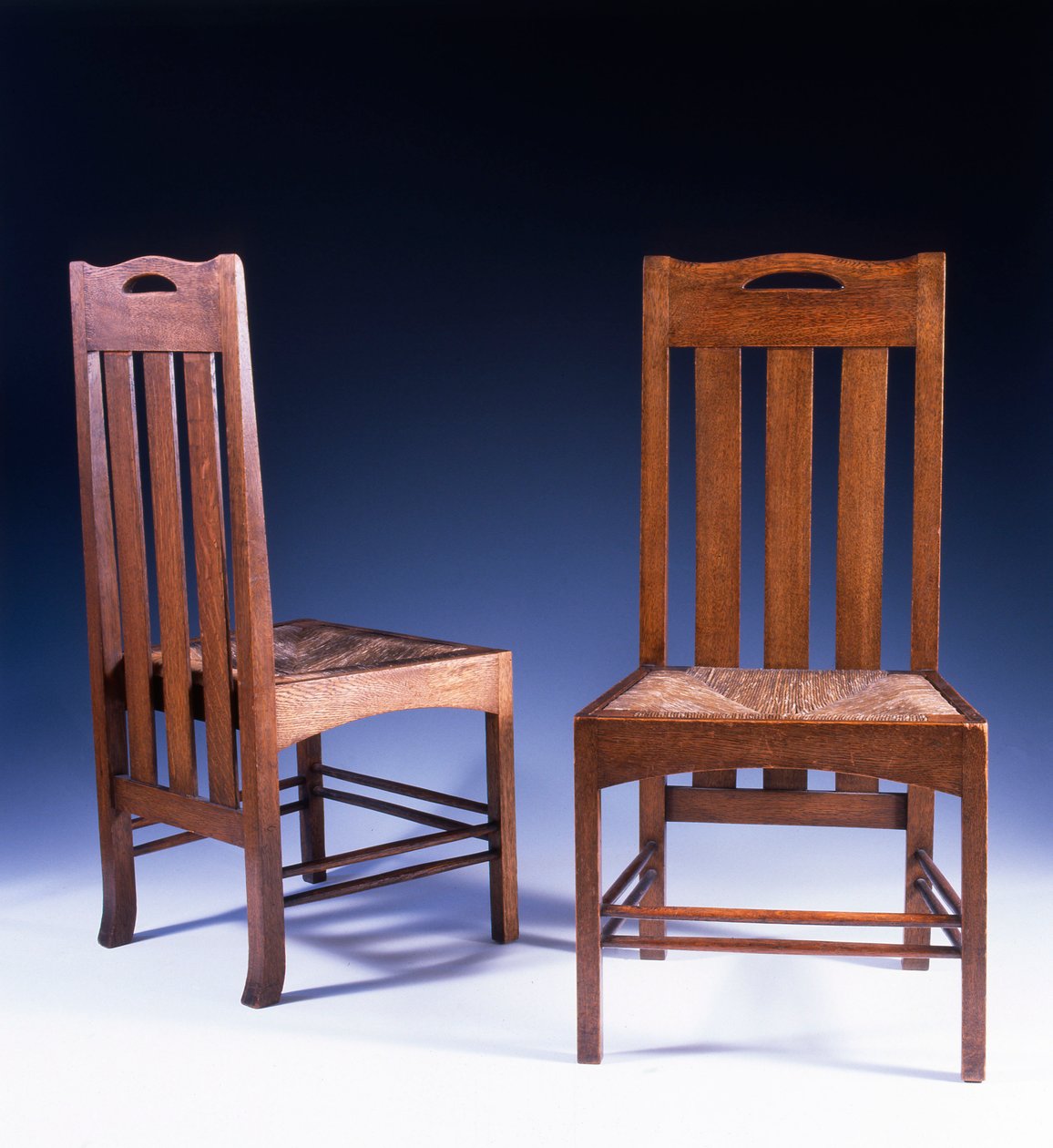 Een eiken eetkamerstoel ontworpen door Charles Rennie Mackintosh voor de Argyle Street Tearooms, c.1898-99 door Charles Rennie Mackintosh