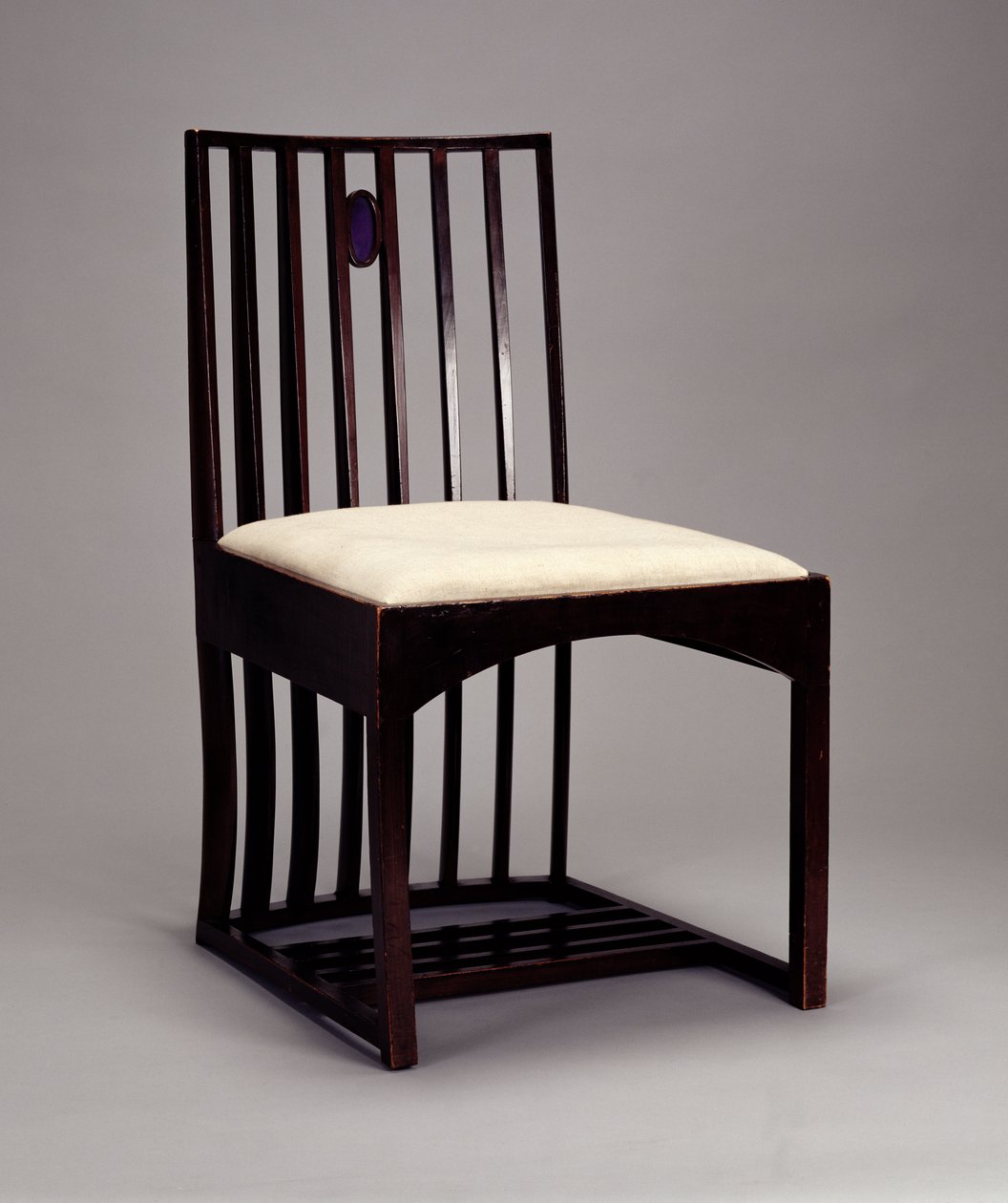 Stoel in de salon, HousHill, Glasgow, 1904 door Charles Rennie Mackintosh