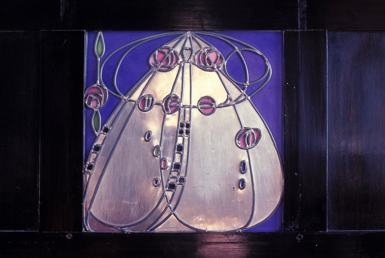 Meubilair ontworpen voor No. 120 Mains Street, Glasgow, Zwarte kast met ingelegd plaquette, 1904 door Charles Rennie Mackintosh