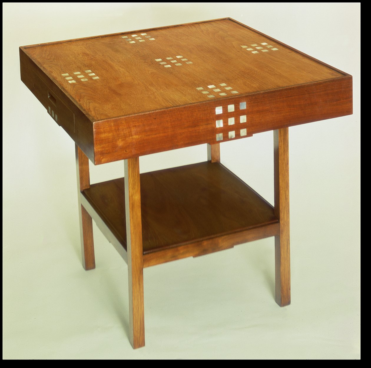 Tafel met parelmoerinleg door Charles Rennie Mackintosh