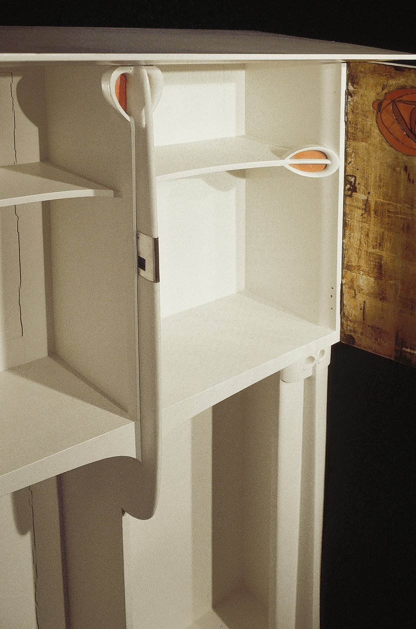 Witte kast ontworpen voor mevrouw Rowat, 1902 door Charles Rennie Mackintosh
