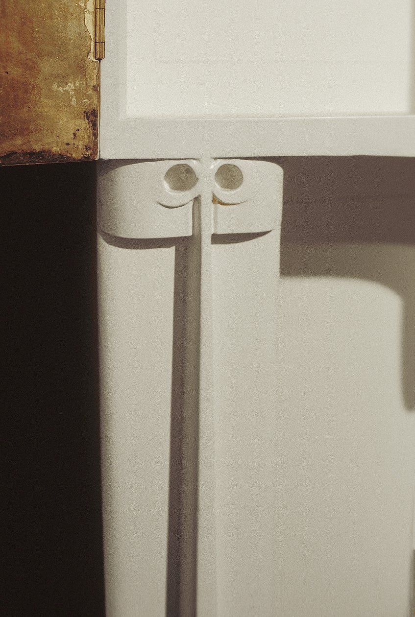 Witte kast ontworpen voor mevrouw Rowat, 1902 door Charles Rennie Mackintosh