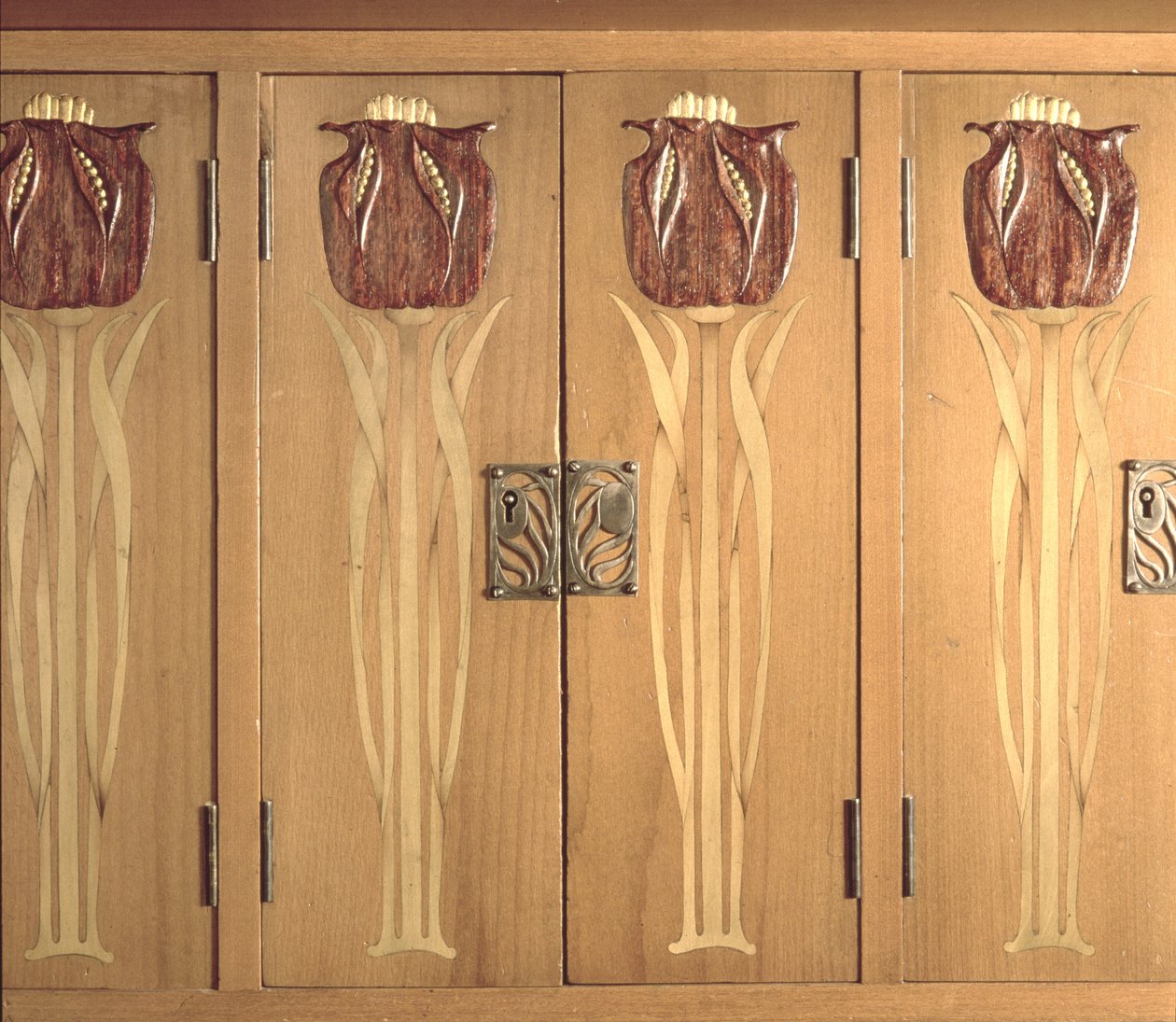 Detail van ingelegd houtsnijwerk op kast, gemaakt door de Guild of Handicraft, ca. 1898-99 door Charles Robert Ashbee