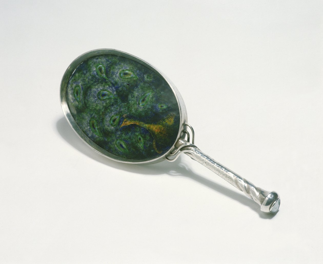 Handspiegel ontworpen door Ashbee met pauwontwerp geëmailleerd door William Mark, gemaakt door de Guild of Handicraft, 1903 door Charles Robert Ashbee