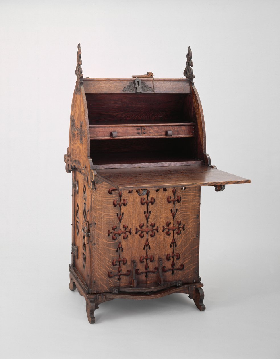 Bureau, c.1889 door Charles Rohlfs