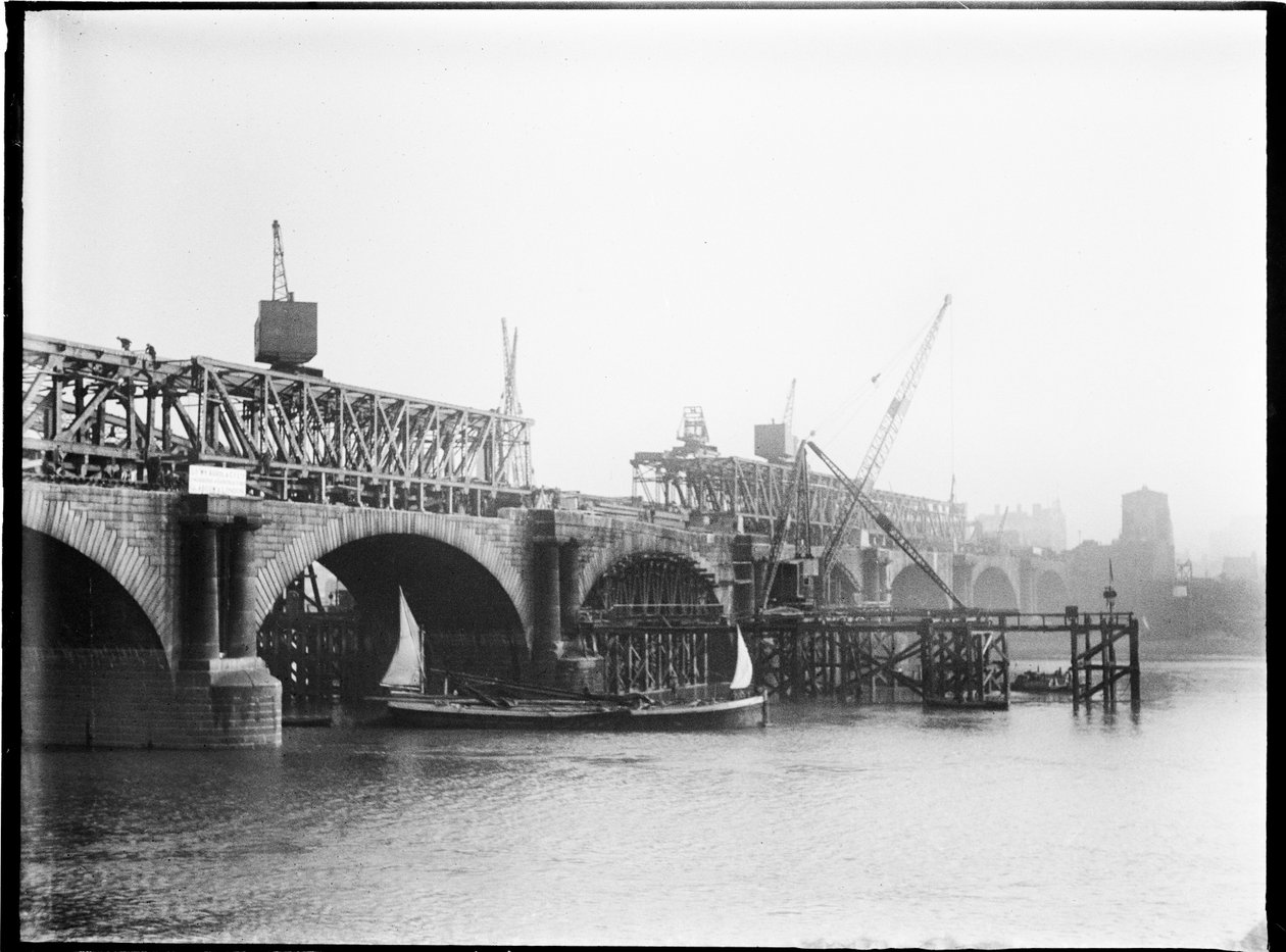 Sloop van Waterloo Bridge, City of Westminster, Greater London Authority door Charles William Prickett