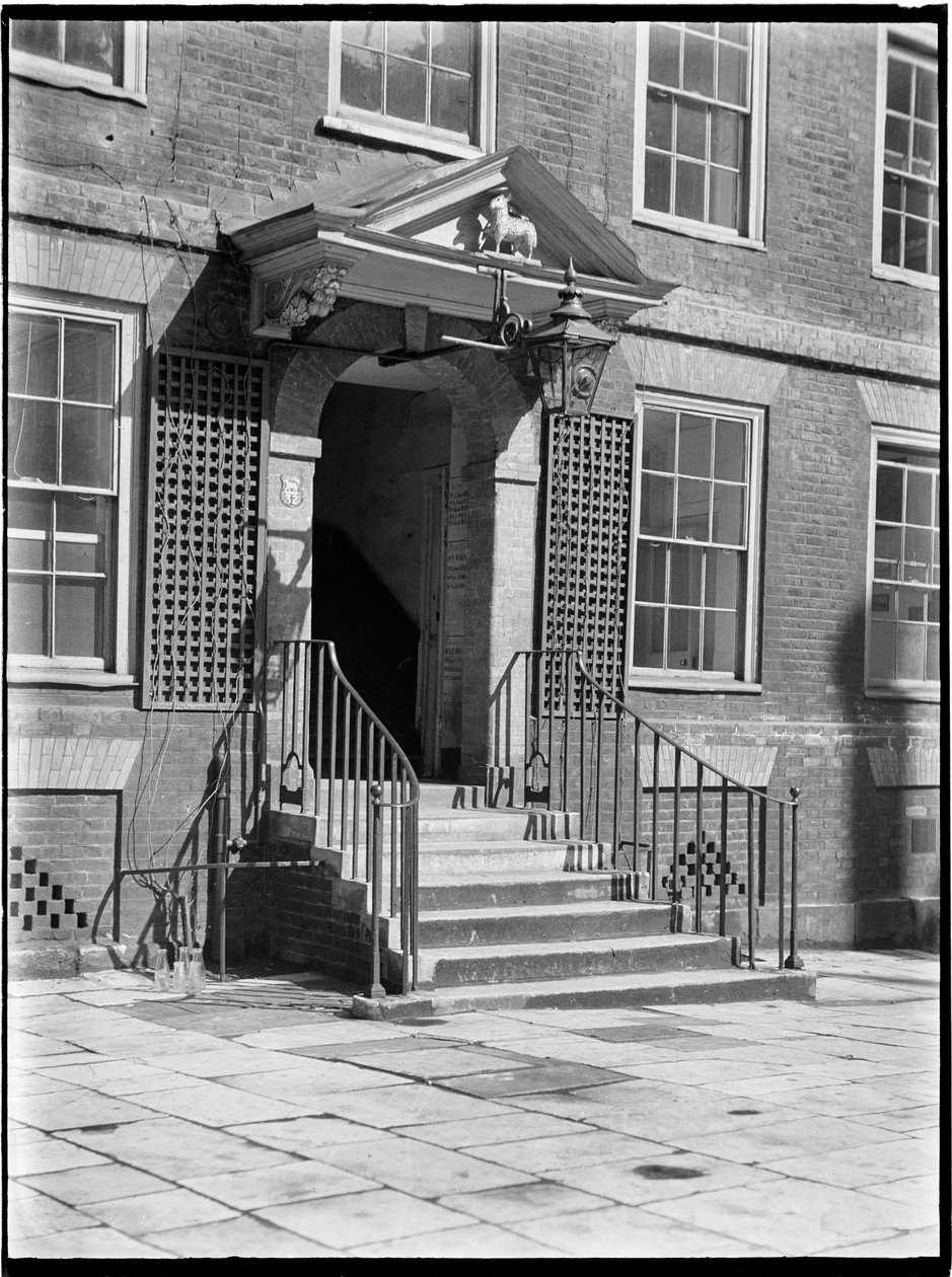 Lamb Building, Church Court, Temple, City of London door Charles William Prickett