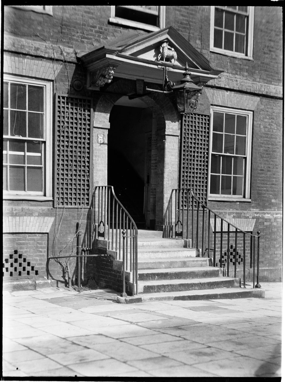 Lamb Building, Church Court, Temple, City of London, Greater London Authority, 1930s door Charles William Prickett