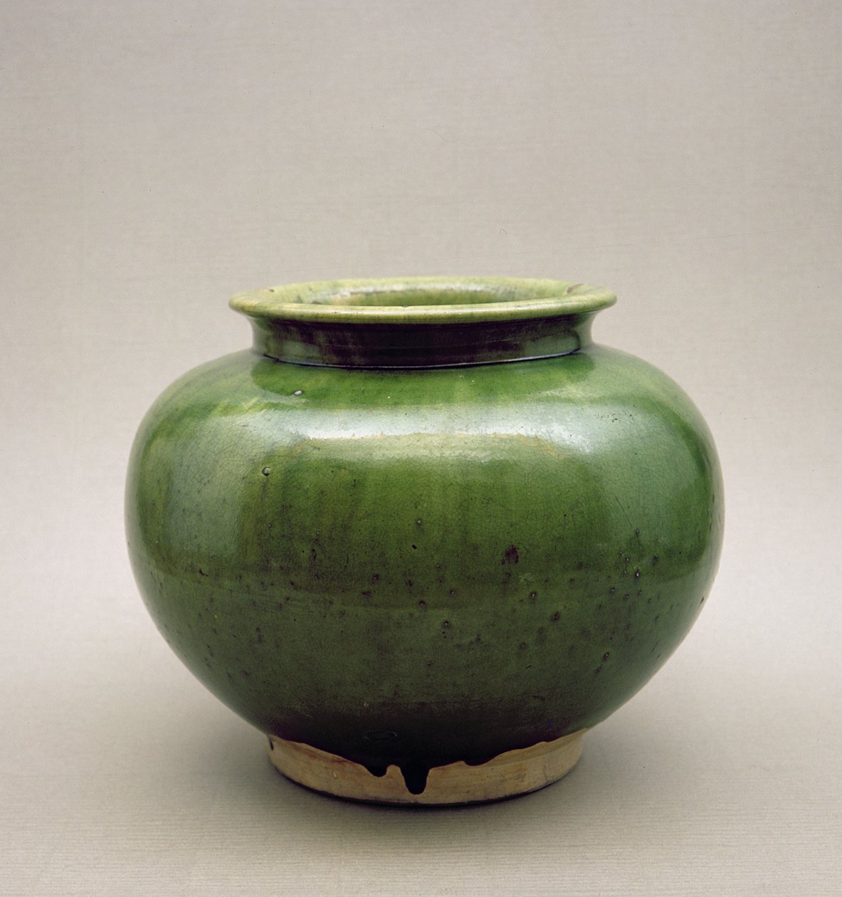 Chinese pot, Yueh-waar, Zes Dynastieën (265-589AD) door Chinese School