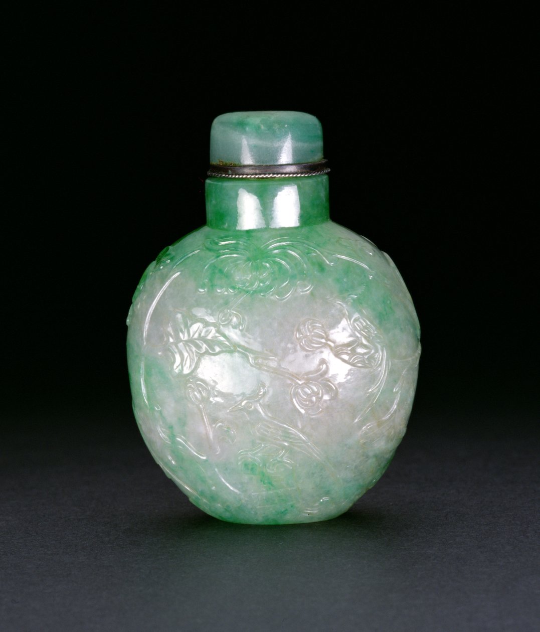 Fles versierd met fazanten en een vlinder, c.1780-1850 (jade) door Chinese School