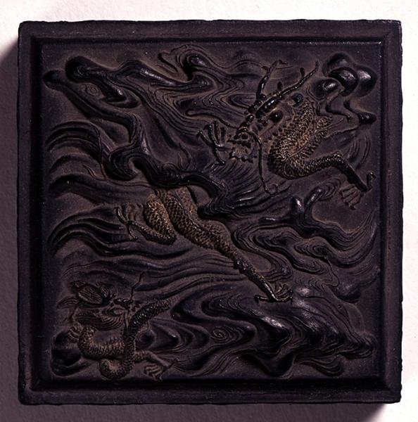 Inktkoek in zegelvorm met een koepelvormige knop, gemodelleerd in dramatisch reliëf met twee draken tussen golven, toegeschreven aan Wang Wei-kao, Ching dynastie, Hui-chou, Anhui door Chinese School