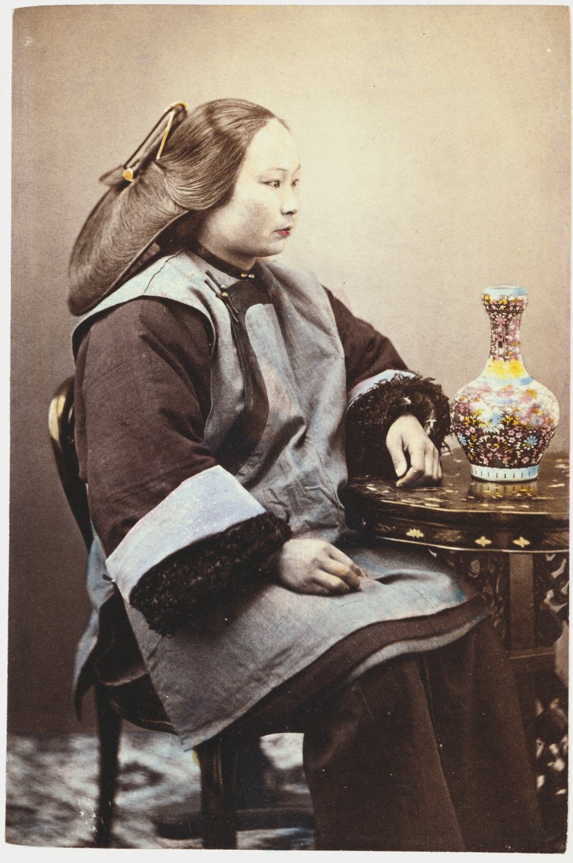 Een handgekleurde foto van een jonge Chinese vrouw door Chinese School