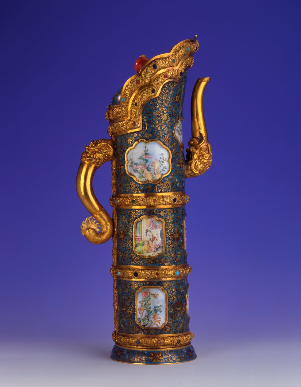 Een magnifieke keizerlijke gouden, cloisonné en Beijing emaille ewer, Duomuhu, gegraveerd Qianlong vierkaraktermerk en uit de periode, Paleiswerkplaatsen, 1736-1795 door Chinese School