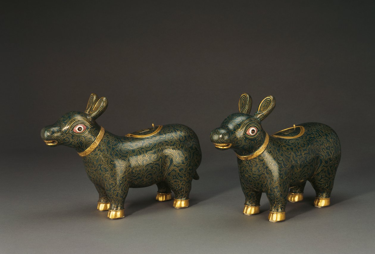 Een paar cloisonné emaille tapirvormige vaten door Chinese School