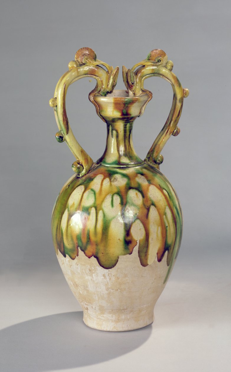 Amfoor met handvatten in de vorm van drakenkoppen met een driekleurige glazuur, Tang-dynastie, 618-907 door Chinese School