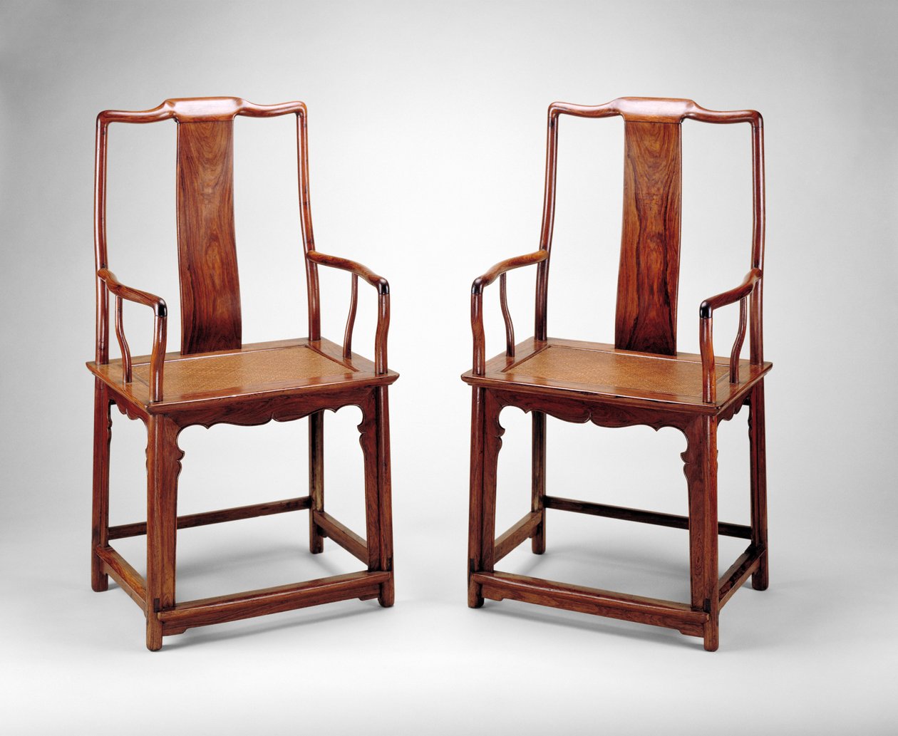 Stoelen met doorlopende jukruggen, ca. 1600 door Chinese School