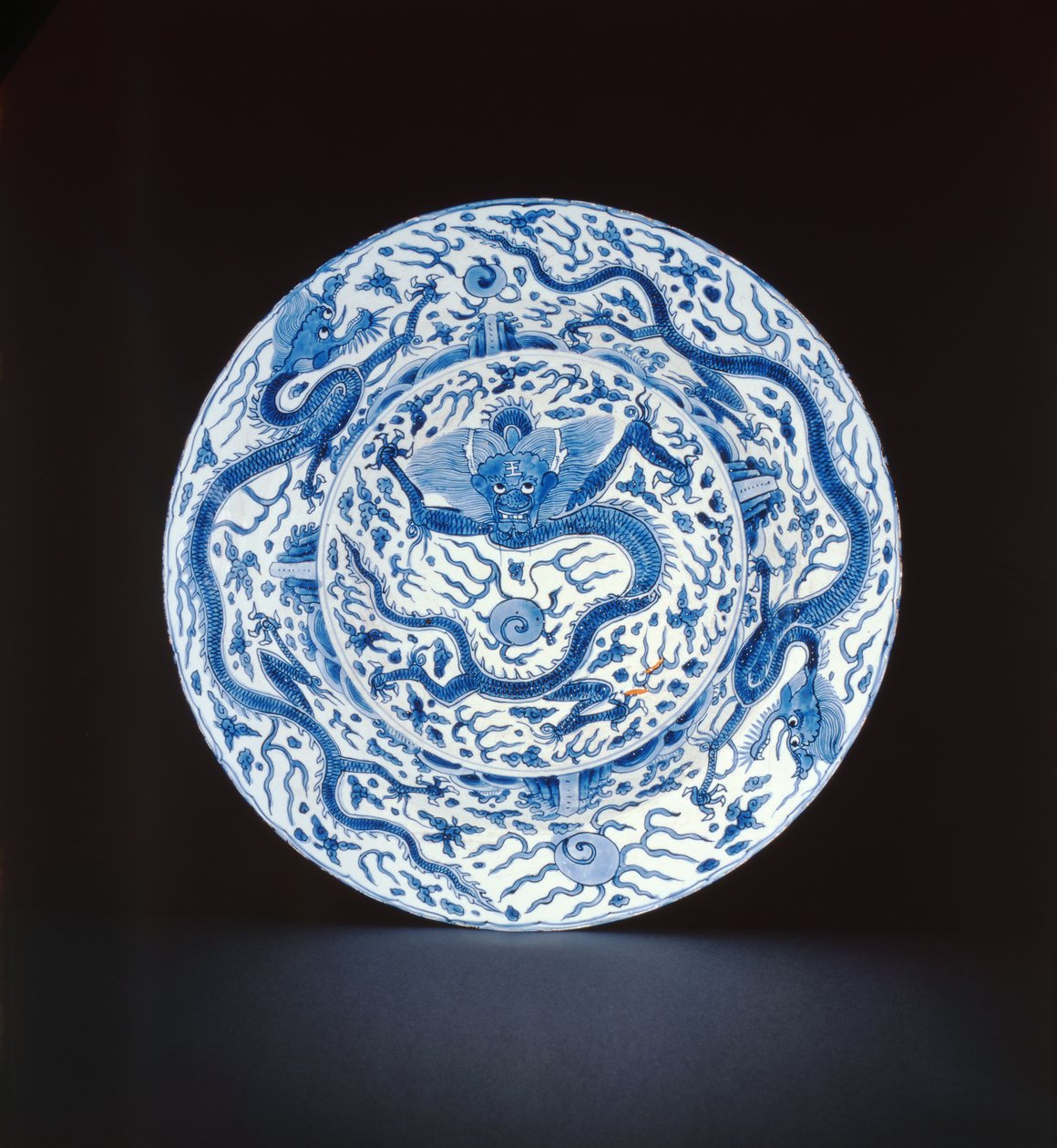 Blauw-witte schaal beschilderd met draken, Wanli of Chongzheng, 1600-35 (porselein) door Chinese School