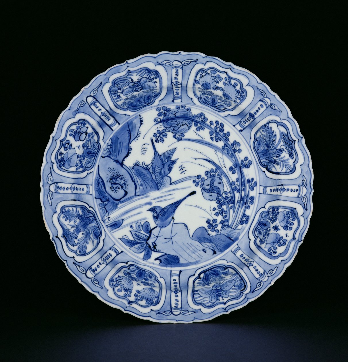 Blauw-witte kraak schaal beschilderd met vogels in een landschap, Egret merk, Wanli, 1595-1605 (porselein) door Chinese School