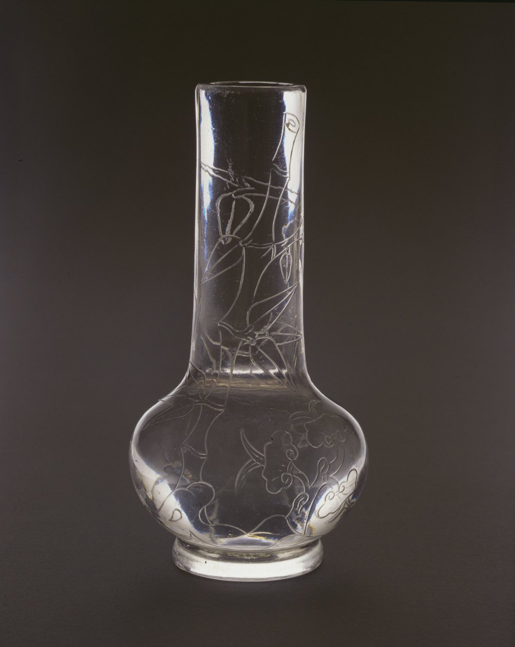 Fles gegraveerd met bamboe, lingzhi-schimmelplanten en rotsen, Qianlong-markering en periode, 1736-95 (glas) door Chinese School