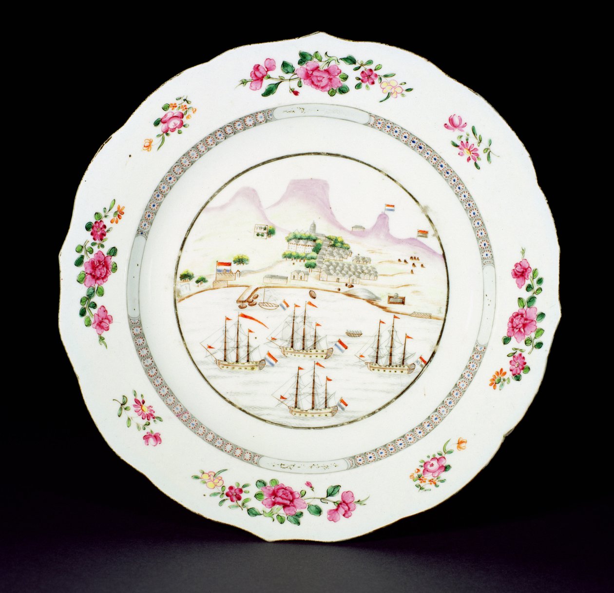 Dinerbord geschilderd in Famille Rose met de Tafelberg en vier schepen met de Nederlandse vlag bij Kaap de Goede Hoop, Qianlong periode (1736-95) ca.1770 door Chinese School