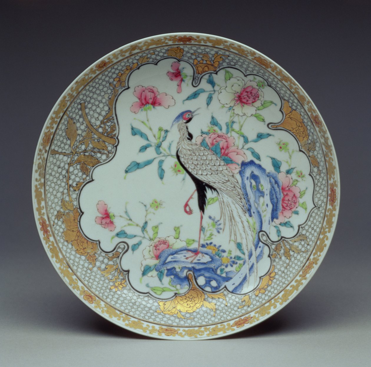 Schaal beschilderd met een langstaartige vogel, rotsen en bloemen, Yongzheng Periode, 1725-35 door Chinese School