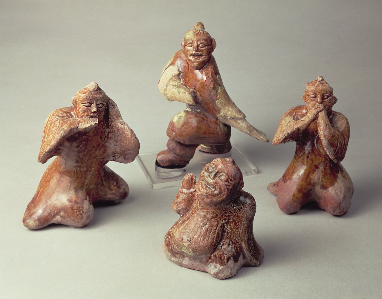 Vroege Chinese groep van vier entertainers van aardewerk, grafartefact, Han-dynastie, 25-220 n.Chr. door Chinese School