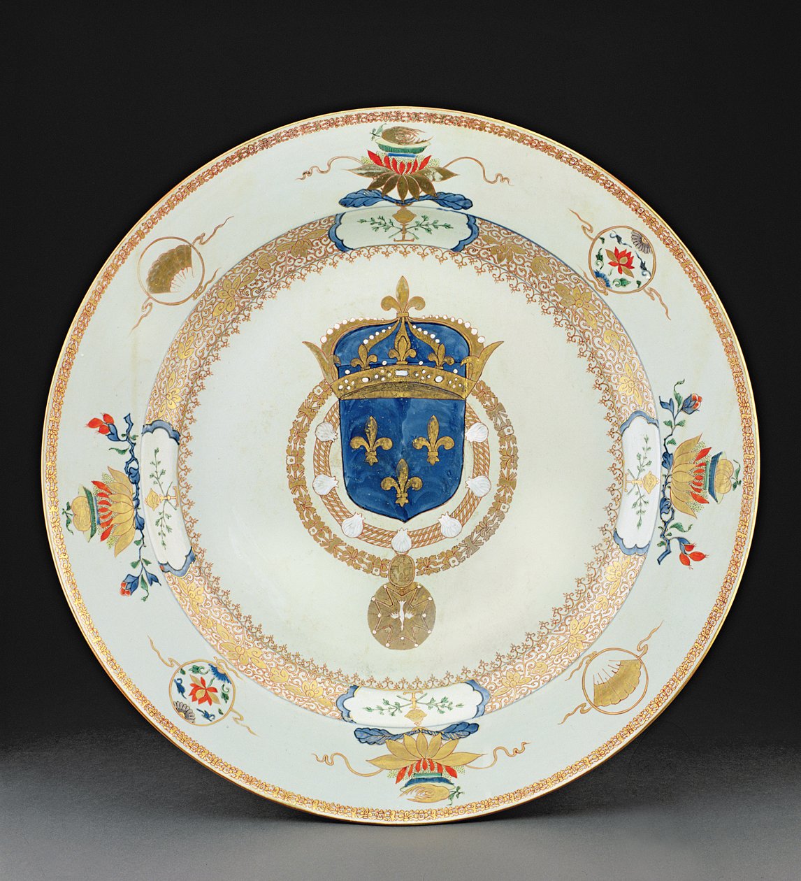 Grote wapenschild met de wapens van de koning van Frankrijk, c.1730 (porselein) door Chinese School