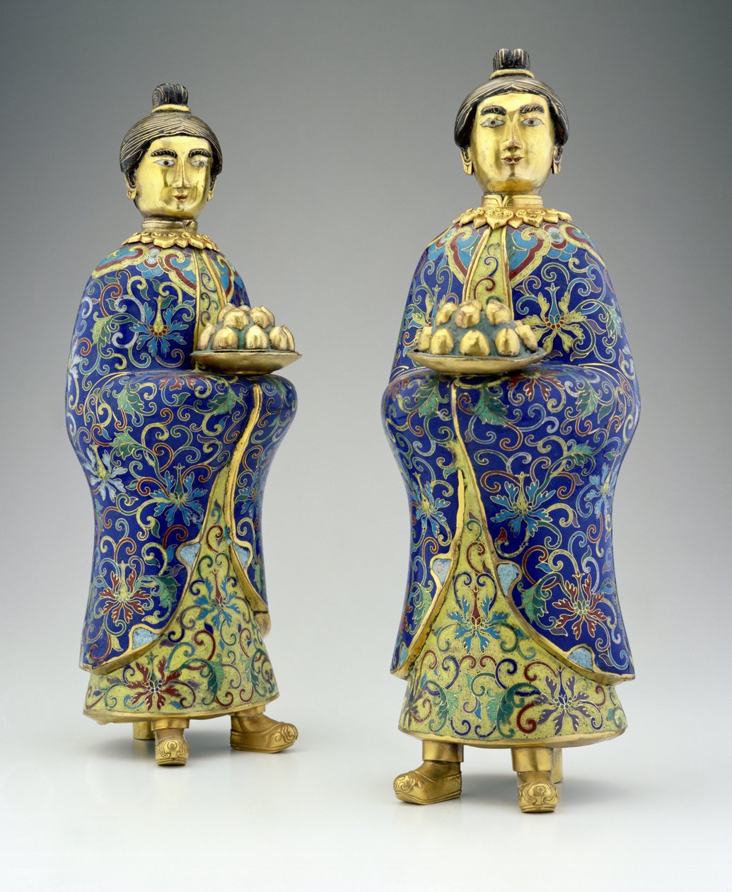 Paar vrouwelijke bedienden, Qianlong-periode, 1736-95 (cloisonne-email) door Chinese School