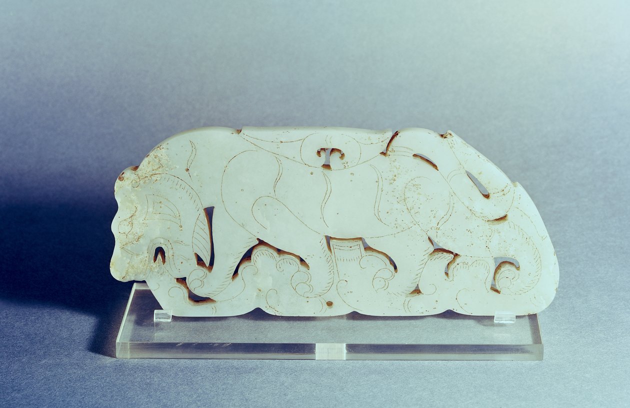 Plaquette in de vorm van een tijger, Han-dynastie (206-220) (jade) door Chinese School