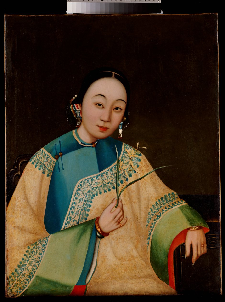 Portret van een hofdame, zittend halve lengte in een geborduurde mantel, met een bloem, midden 19e eeuw door Chinese School