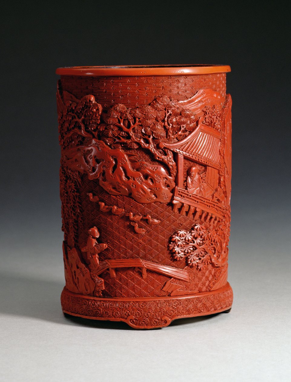 Rode gegoten penseelpot, met de beroemde kalligraaf Wang Hsi-chih (ca. 307-365 AD) zittend in zijn paviljoen, kijkend naar ganzen in een vijver en een jongen die een brug oversteekt, Ching dynastie, Qianlong door Chinese School