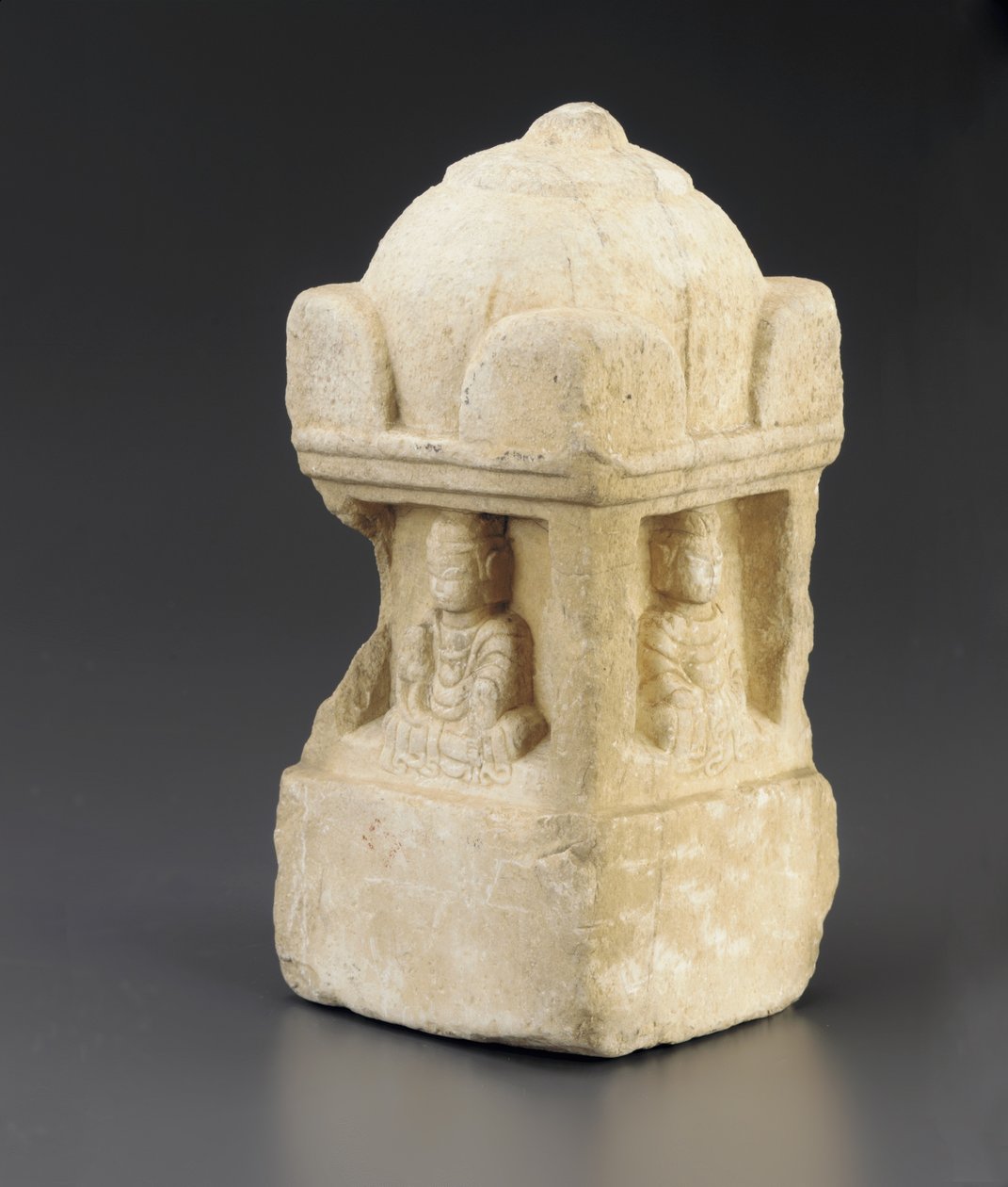 Kleine stupa, koepeldak en boeddhistische figuren in nissen op alle 4 gezichten, vierkant voetstuk, Periode van de Verdeling, 557-581 door Chinese School