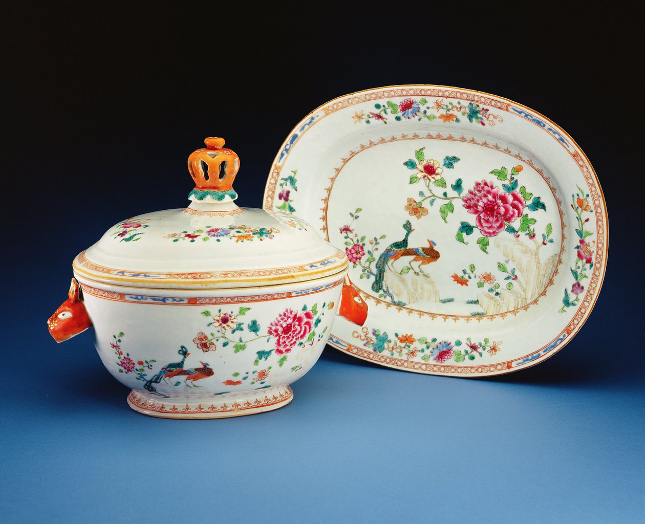 Terrine, deksel en standaard geschilderd met het Dubbele Pauw patroon, Qianlong periode (1736-95) door Chinese School
