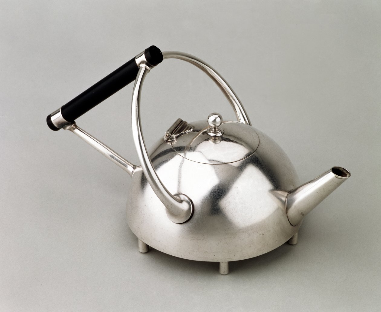 Hemisferische theepot op zes voeten, vervaardigd door James Dixon & Son, 1880 door Christopher Dresser