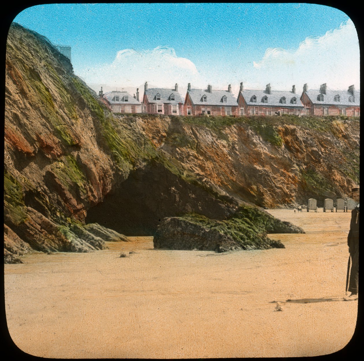 Strand en kliffen, Newquay, Cornwall, eind 19e of begin 20e eeuw door Church Army Lantern Department