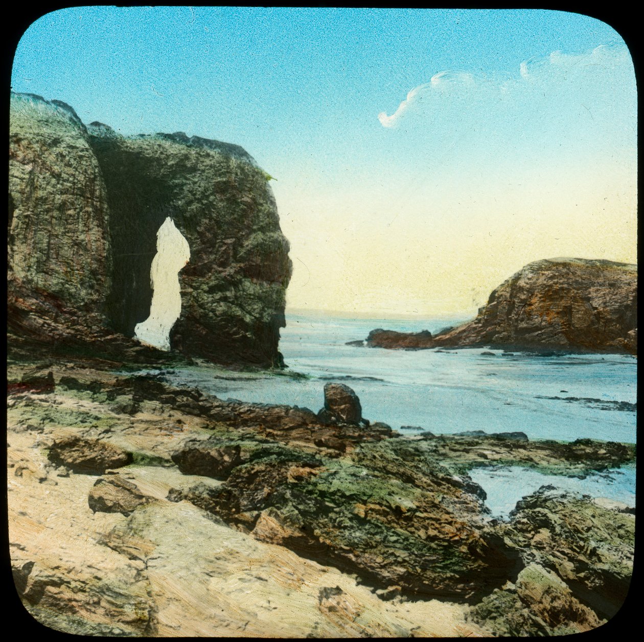 Rotsboog op Perran Beach, Cornwall, laat 19e of begin 20e eeuw door Church Army Lantern Department