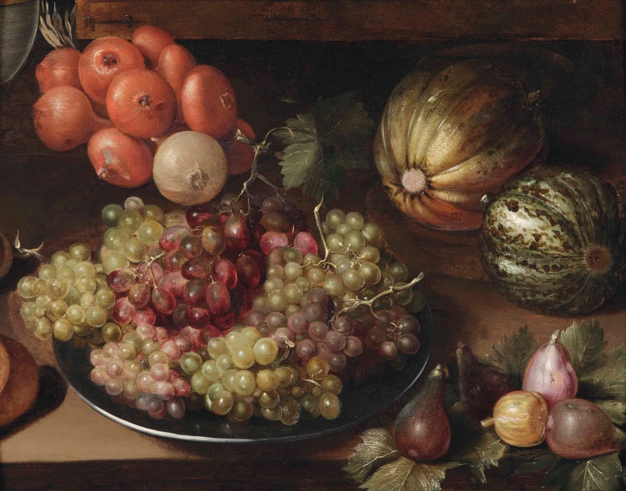 Witte en rode druiven op een tinnen bord, een sliert uien, twee meloenen en vijgen, alles op een houten tafel door Circle of Georg Flegel